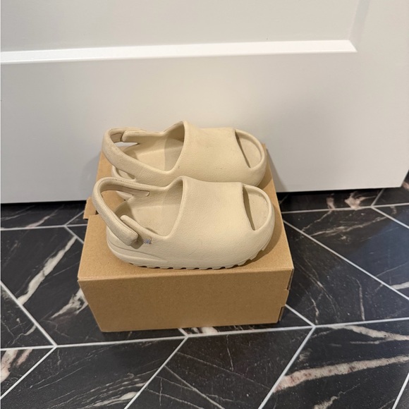 Adidas yeezy Slides infant bone color - Picture 2 of 5